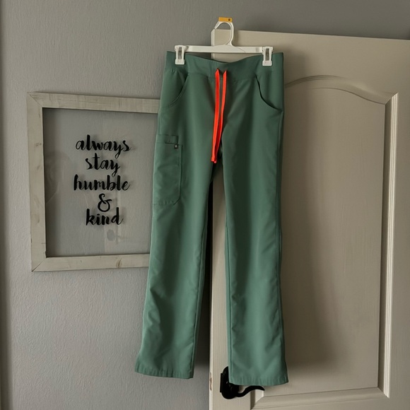 Women’s Figs Scrubs - Picture 1 of 6